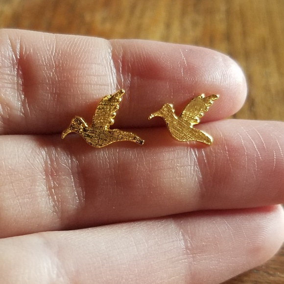 NWOT Gold Hummingbird Studs - Picture 5 of 7